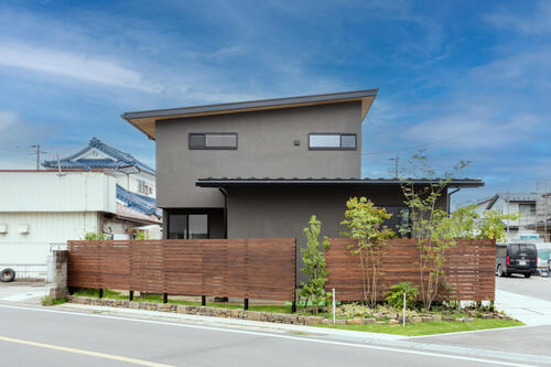 家族の歩みをつつむ勾配天井の家